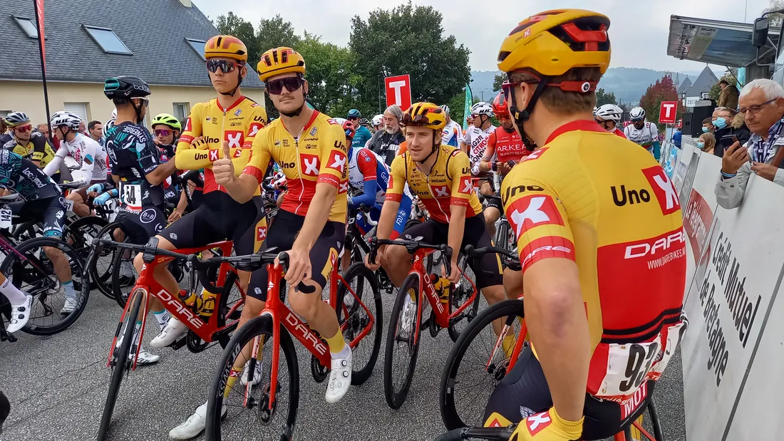 Le départ des 21è Boucles de l'Aulne à Chateaulin, l'équipe Uno X à le sourire. 